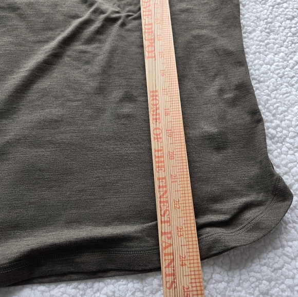 Vuori performance pocket tee in a dark heather green or olive Oversized - Picture 5 of 7